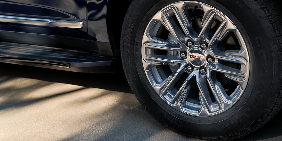 Closeup of wheels on the 2024 GMC Yukon SLE and SLT.