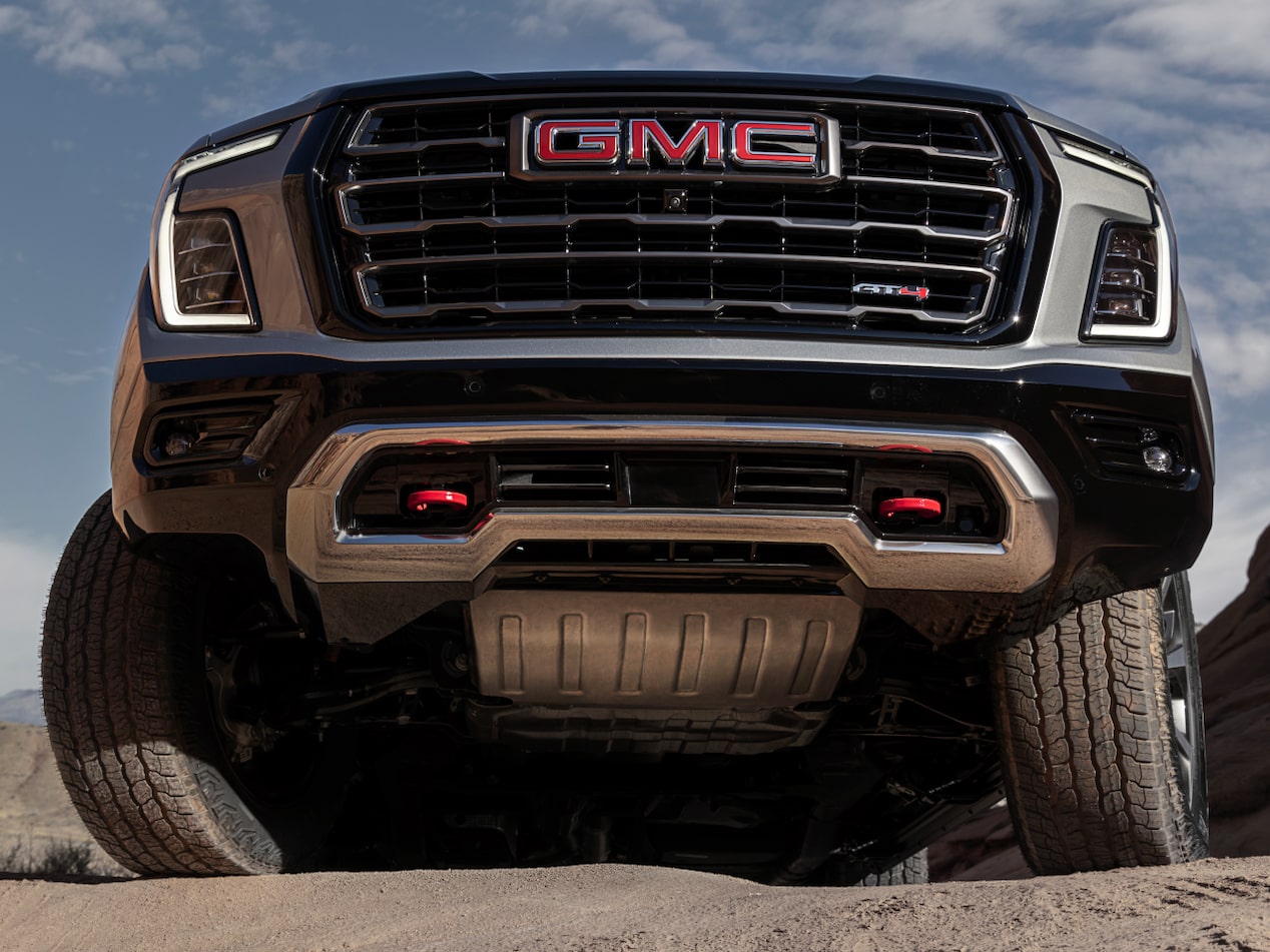 Vue avant en contreplongée du GMC Yukon 2025 stationné devant un canyon.