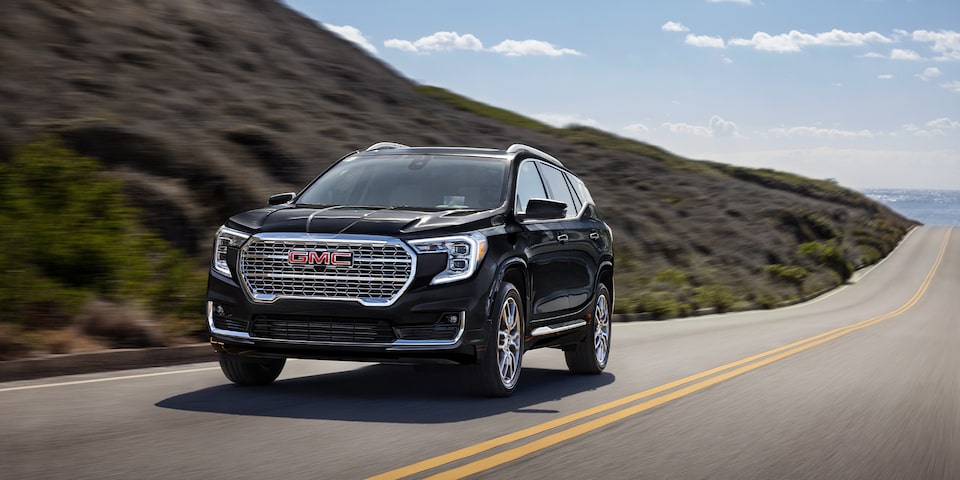 Le GMC Terrain Denali 2024 qui descend une colline.