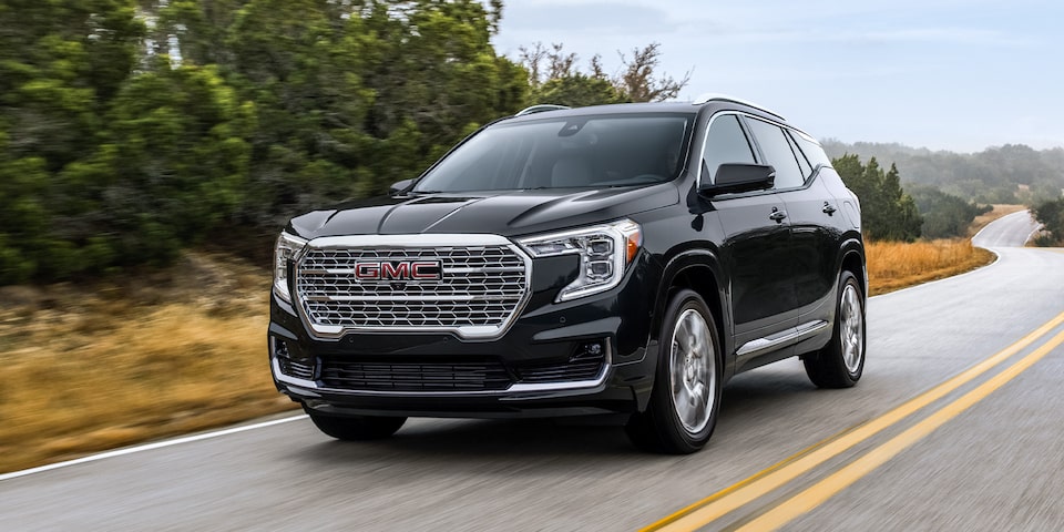 Garnitures chromées du GMC Terrain Denali 2024 sur la route.