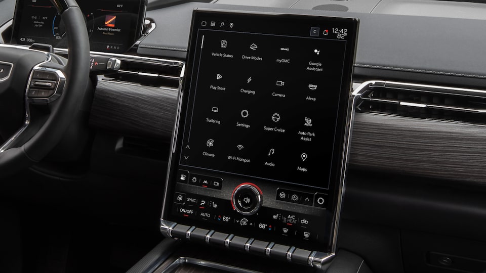 Vue rapprochée du grand écran tactile central du GMC Sierra EV Denali 2025.