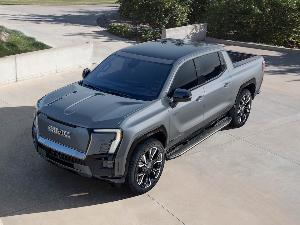 GMC Sierra EV Denali 2025 stationné seul à l’extérieur.