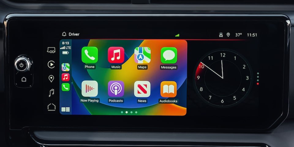 Vue rapprochée de CarPlay d’Apple en cours d’utilisation dans le système d’infodivertissement du camion GMC Sierra HD Pro/SLE/SLT 2025.