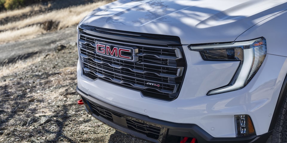 Vue rapprochée du logo GMC sur la calandre du GMC Acadia AT4 2025.