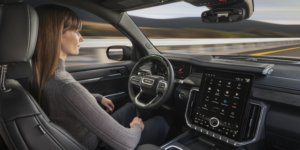 Une personne utilisant la technologie Super Cruise du GMC Acadia AT4 2025.