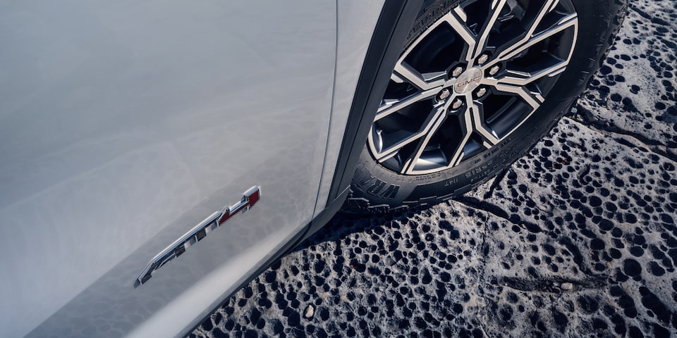 Close up view of the wheels being tilted on the 2025 GMC Acadia.