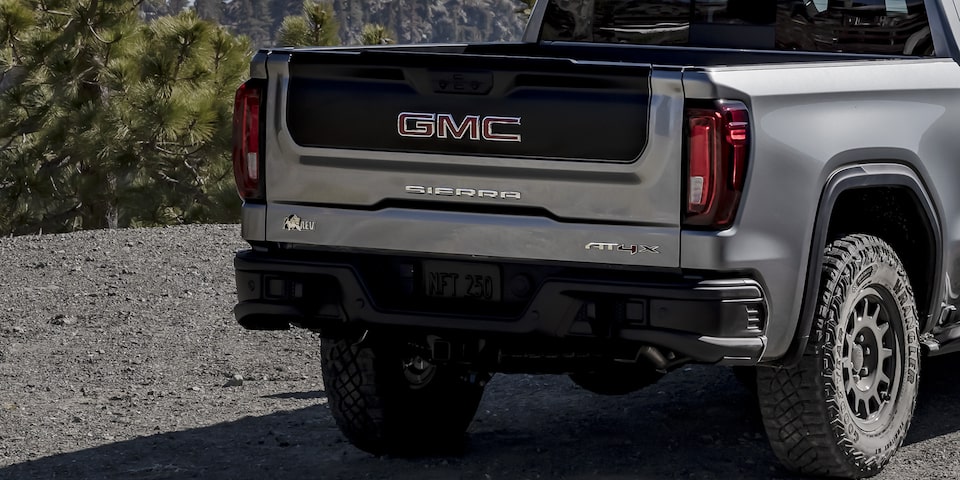 La vue de l’arrière de la remorque avec indicateur d’angle de remorque affichée sur l’écran du GMC Sierra 1500 2025.